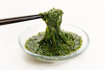 箸で摘まんだ刺身ぎばさ