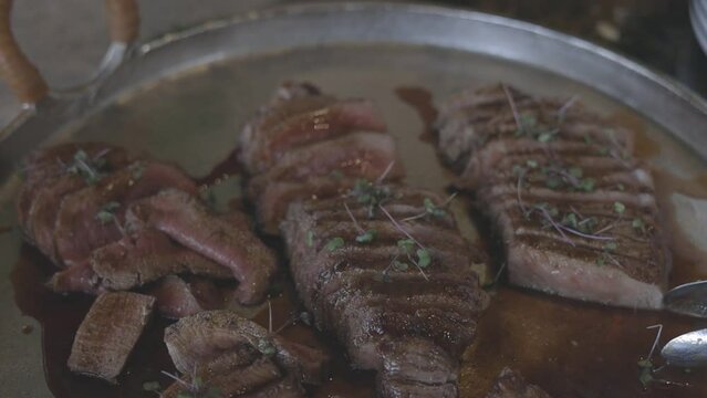 rodajas de carne de buey sangrientas en plato para servir. Toma cerrada HD.
