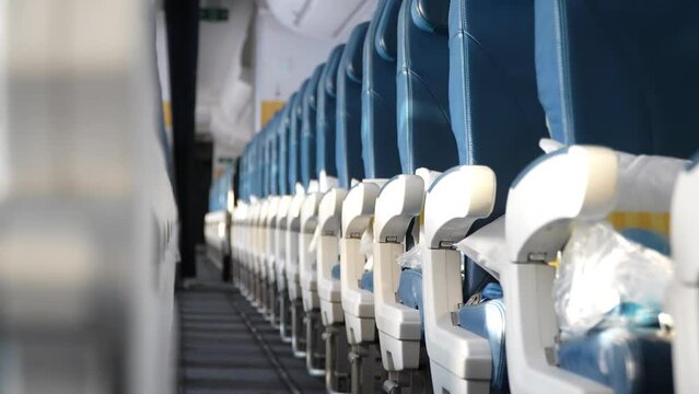 Avion int&eacute;rieur cabine, si&egrave;ges et all&eacute;e. Airplane interior cabin, seats and aisle.