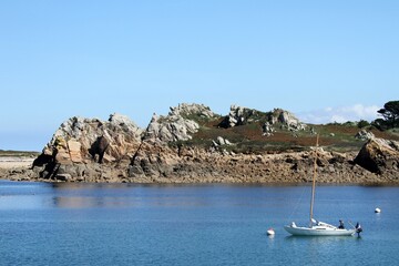 voilier à l'ancre devant les rochers de la pointe de Primel en Bretagne ,baie de Morlaix