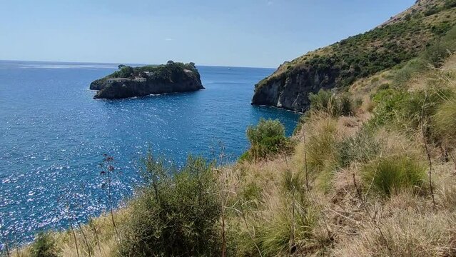 Torca - Scorcio di Isca dal sentiero per Portiglione