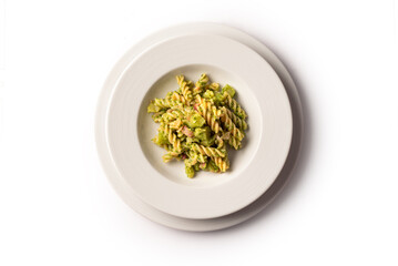 Piatto di pasta con crema di broccoli e pancetta, cibo italiano 