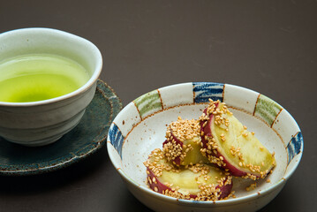 蒸したサツマイモを切って、はちみつとゴマで和えた一品