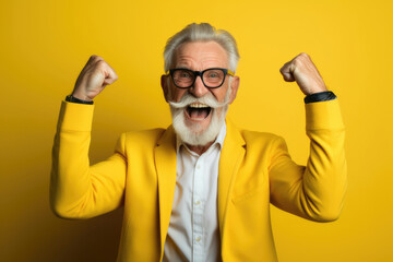 Naklejka premium Positive senior man in good physical shape demonstrates his biceps