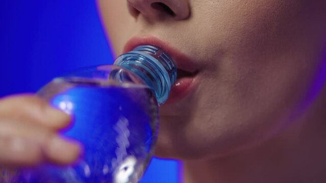 Picie wody z butelki