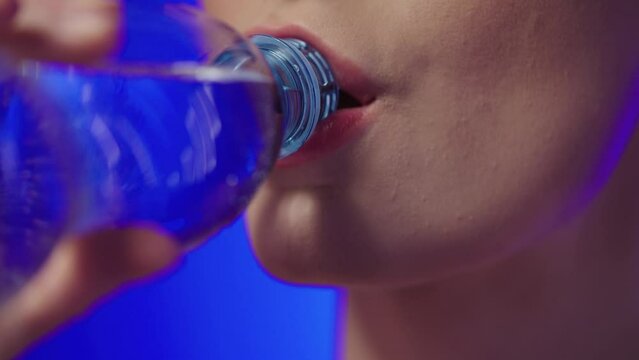 Picie wody z butelki plastikowej