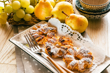 Baked shortcrust pastry treats with pears - 656373432