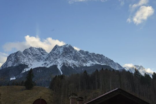 (Timelapse) Zeitraffer durch die Nacht mit Bergen und Sternen in Bayern Grainau Zugspitzregion
