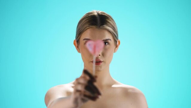 Kobieta z lizakiem w kształcie serca