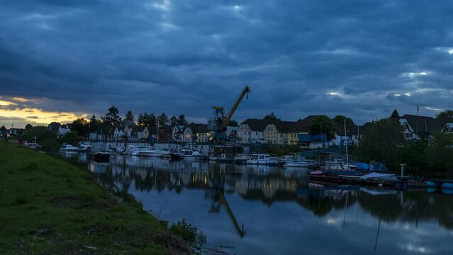 Zeitraffer am Rhein in Leverkusen bei K&ouml;ln, Hafen und Wolken bei Hitdorf