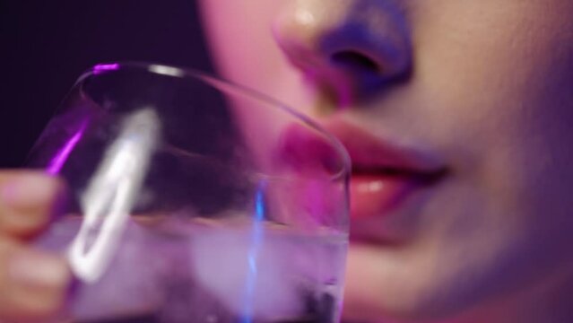 Picie wody ze szklanki