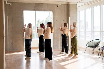 Gordijnen hip hop dance crew in the studio, synchrone moves of modern dances © Mihail
