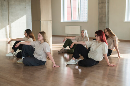 dance crew of girls doing moves on the floor, parter dance