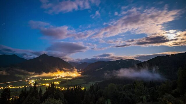 (TIMELAPSE) Einmal durch die Nacht mit Milchstra&szlig;e und Sonnenaufgang, in den Bergen Flachau in &Ouml;sterreich.