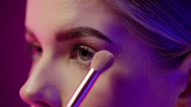 Kobieta robiaca makijaż na twarzy