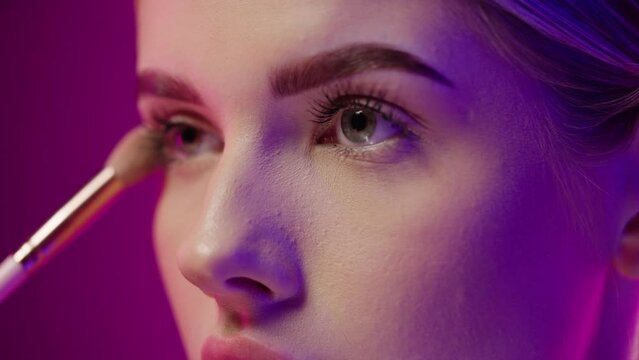 Kobieta robi makijaż na twarzy 