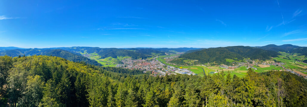 Blick vom Aussichtspunkt Urenkopf Richtung Haslach im Kinzigtal, Schwarzwald Ortenaukreis - Panoramaaufnahme