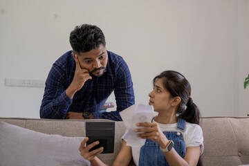 Obraz premium indian couple preparing bills to pay, husband and wife calculate the bills to pay, couple having financial problem