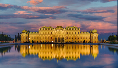Schloss Belvedere Wien beleuchtet Abendrot - obrazy, fototapety, plakaty