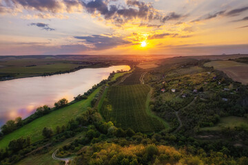 Wunderschöner Süßer See in Deutschland bei Sonnenuntergang mit Blick auf landwirtschaftlich...
