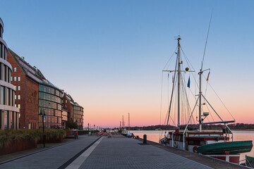 Der Stadthafen am frühen Morgen in der Hansestadt Rostock