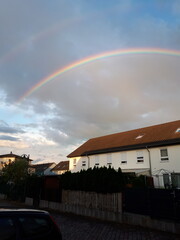 Reihenhäuser in einer Vorstadt mit einem Regenbogen