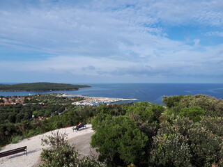 Fototapeta na wymiar Sitzbänke mit Aussicht auf Küste in Kroatien 