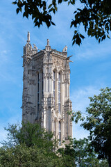 Sommet de la tour Saint-Jacques, ancien clocher constituant le seul vestige de l'église Saint-Jacques-la-Boucherie située dans le 4e arrondissement de Paris, France - obrazy, fototapety, plakaty