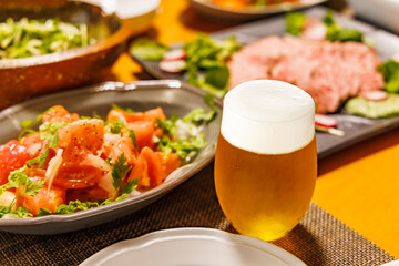 美味しそうな食事とよく冷えたビール