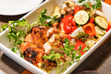 瑞々しく美味しそうな鶏肉の料理