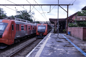 Obraz premium Cidade de Paranapiacaba com trens antigos e cidade centenária