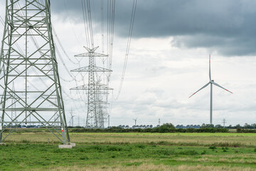Neue Stromtrasse mit Strommasten an einem Windpark