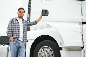 Obraz premium Young indian businessman with his freight forward lorry or truck.