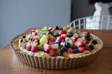 Tarta de frutas casera en una mesa