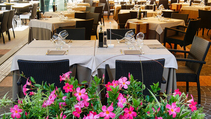 Liebevoll arrangierte Weingläser in einem mediterranen Restaurant