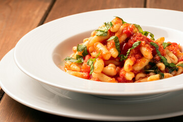Piatto di cavatelli con pomodoro e basilico, pasta italiana 