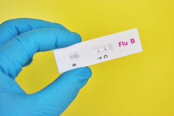 Influenza B virus positive test result by using rapid test device