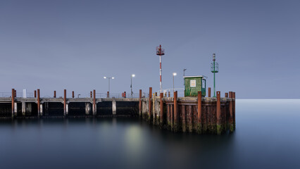 Abendstimmung am kleinen, grünen Hafenhäuschen an der Hafeneinfahrt von List auf Sylt - 656609616