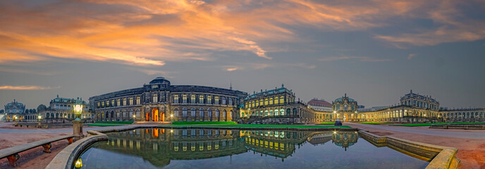 Dresden Zwinger Panorama beleuchtet Abendrot