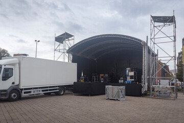 Installation of a mobile stage for a professional outdoor concert