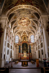 Fototapeta na wymiar Heilig-Kreuz Kirche in Rottweil von Innen. Kunst. Decke.