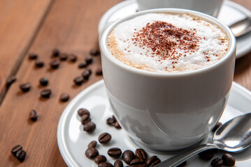 Tazza con cappuccino e polvere di cacao, colazione italiana 