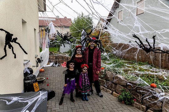 Familie mit Kindern mit Halloween Kostümen verkleidet