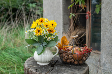 Sonnenblume und Salbei im Krug aus Porzellan, Blumenstrauß Herbst, Dekoration
