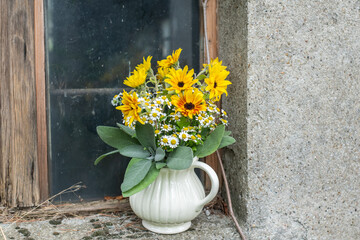 Sonnenblume und Salbei im Krug aus Porzellan, Blumenstrauß Herbst, Dekoration
