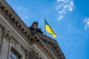 Fototapeta na wymiar Ukrainian flag on government building