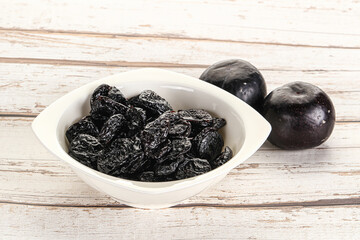 Dry prunes in thw bowl