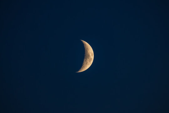 Der Viertelmond in der blauen Stunde