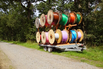 Bunte Leerrohre, Glasfaserkabel für schnelles Internet auf dem Lande