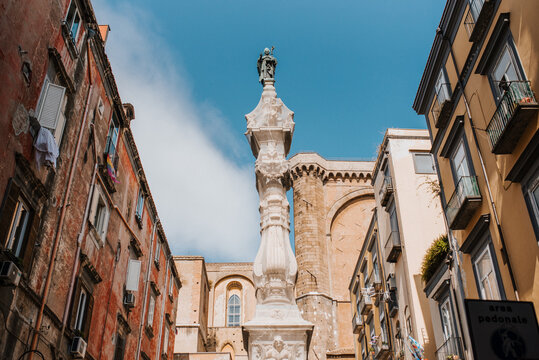neapol, napoli, italia, włochy, wakacje, podr&oacute;ż, architektura, miejski, osoba, europa, ulica, tourismus, wąski, krajobraz miasta, włoch, fasada, okienna, Śr&oacute;dmieście, niebo, dom